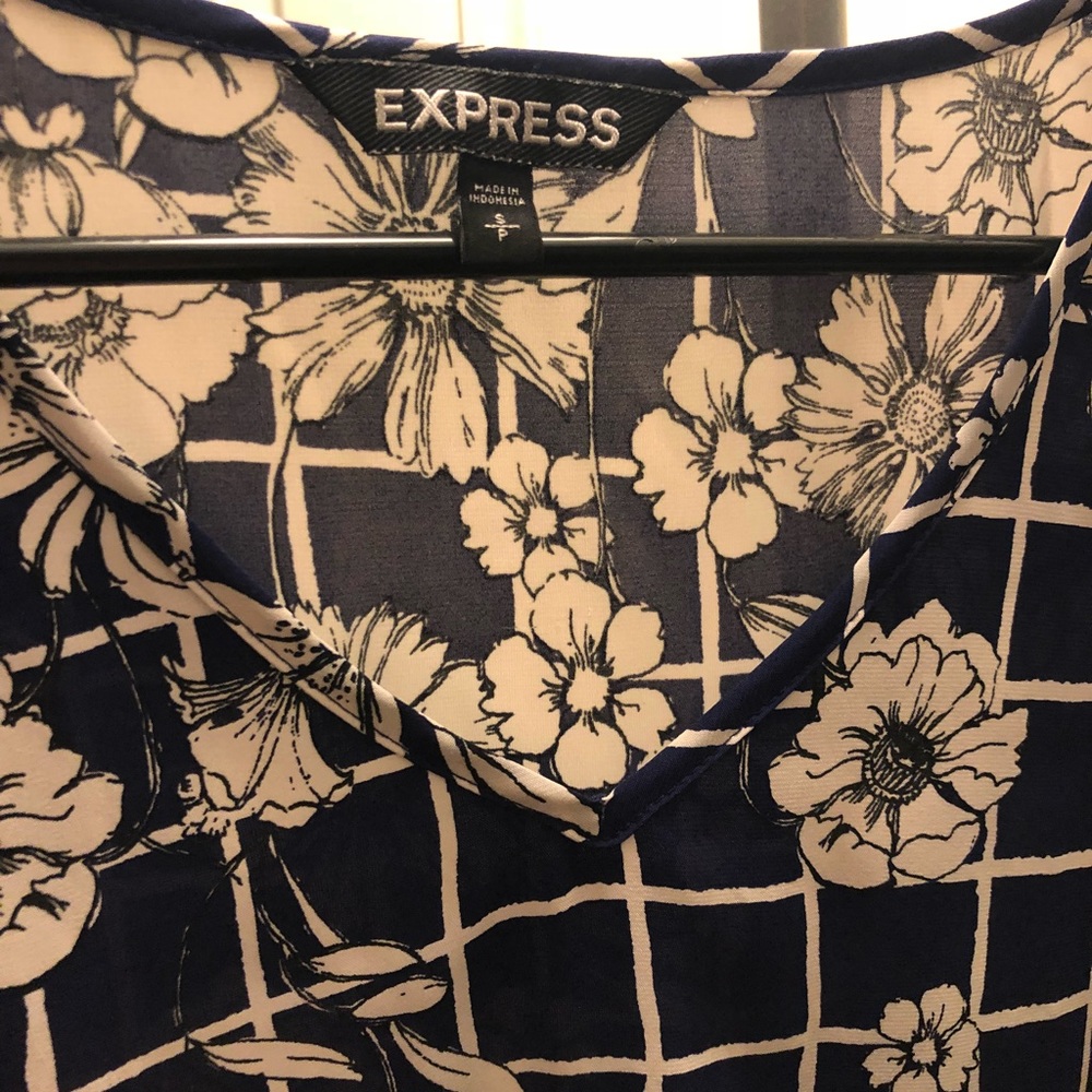 Perfect for Spring Express Top - - Picture 2 of 2
